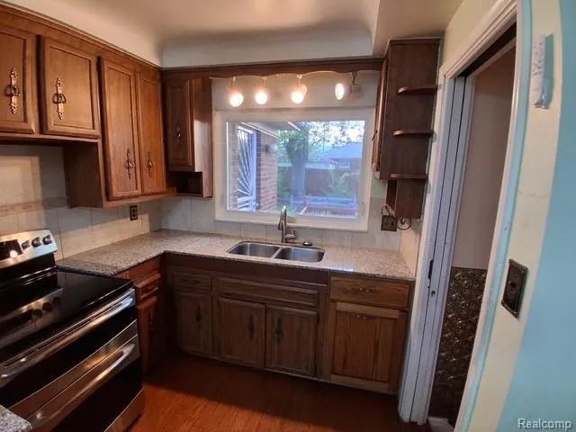 24231 Jerome Street Oak Park City, MI 48237
