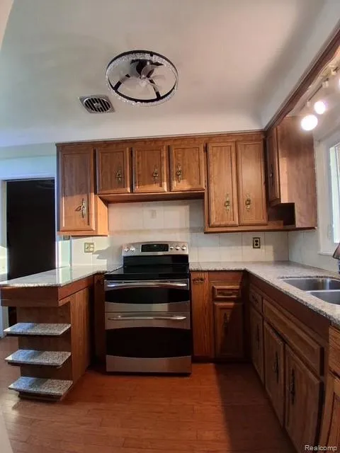 24231 Jerome Street Oak Park City, MI 48237