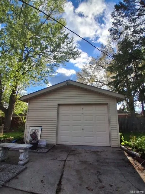 24231 Jerome Street Oak Park City, MI 48237