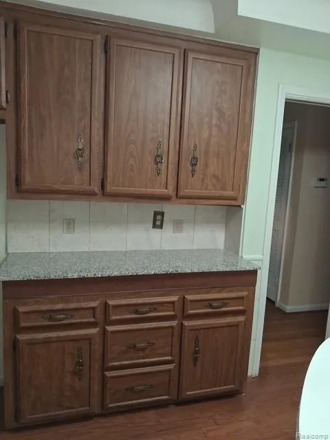 24231 Jerome Street Oak Park City, MI 48237