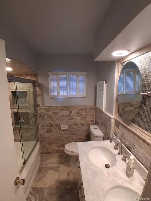 24231 Jerome Street Oak Park City, MI 48237