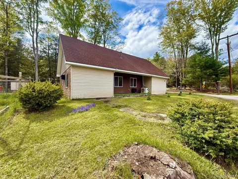 23 Woodland Way