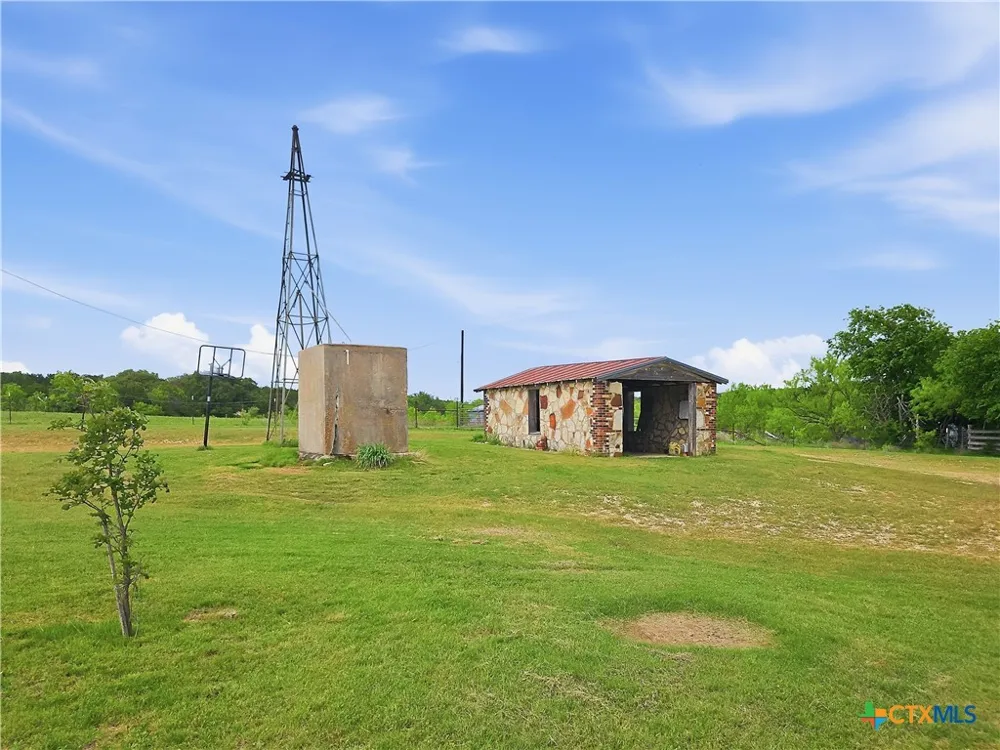 1233 County Road 434 Hamilton, TX 76531