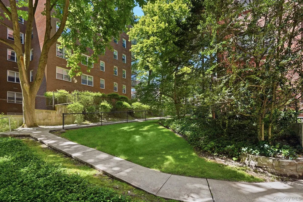 196 Garth Road #2F Scarsdale, NY 10583