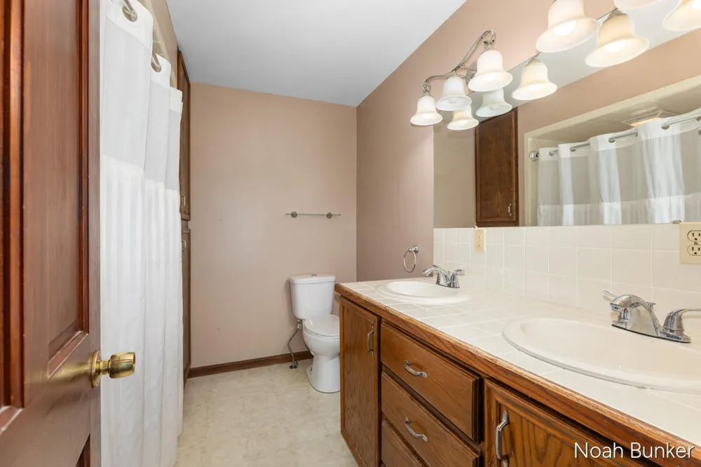 4689 8th Street Caledonia, MI 49316