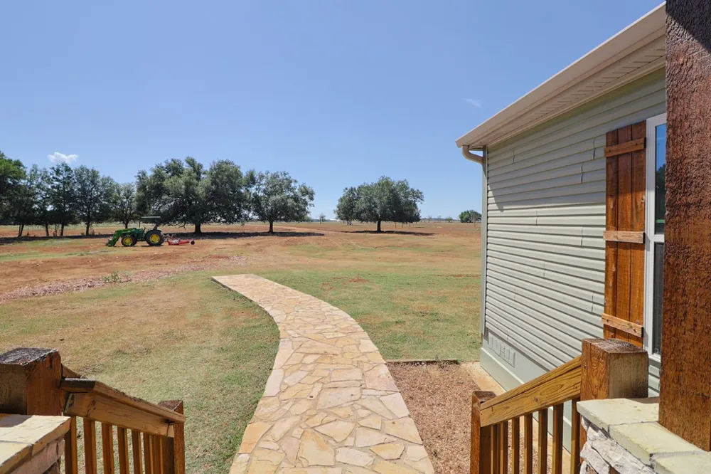 3995 COUNTY ROAD 405 Lexington, TX 78947