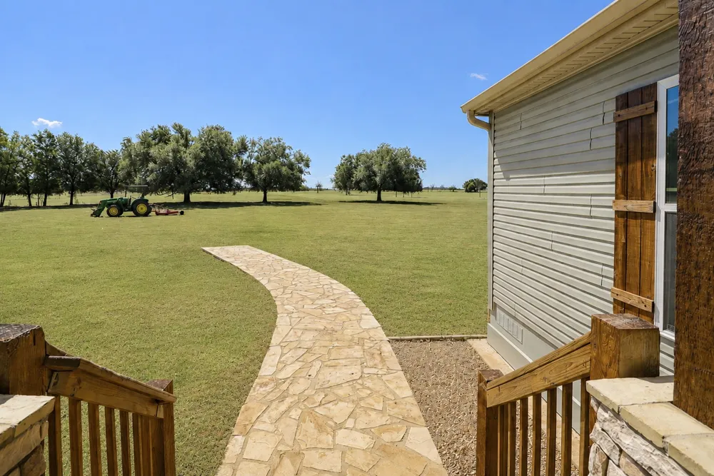 3995 COUNTY ROAD 405 Lexington, TX 78947