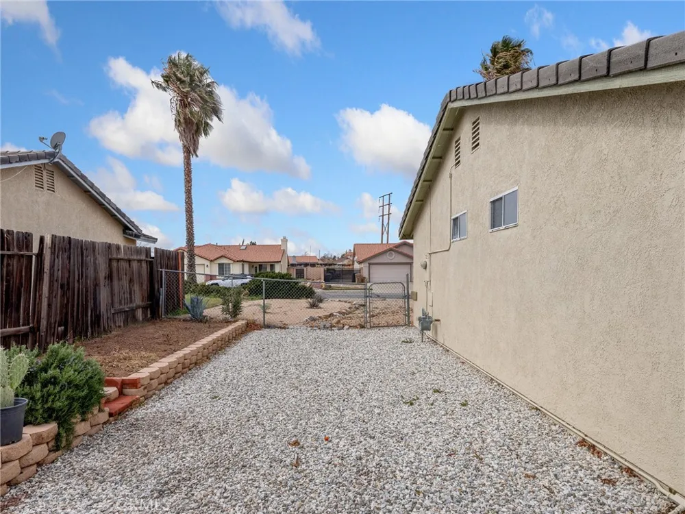 6791 Redwood Avenue Hesperia, CA 92345