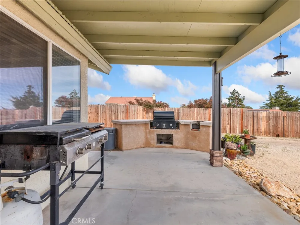 6791 Redwood Avenue Hesperia, CA 92345