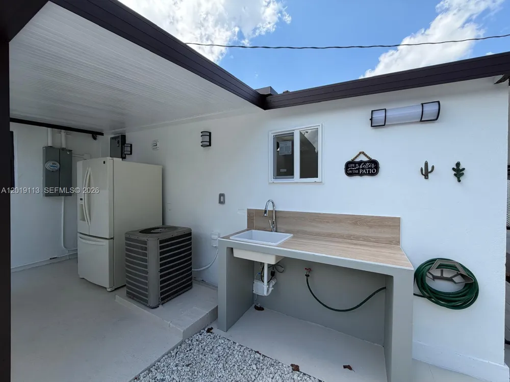 2541 W 10th Ave Hialeah, FL 33010