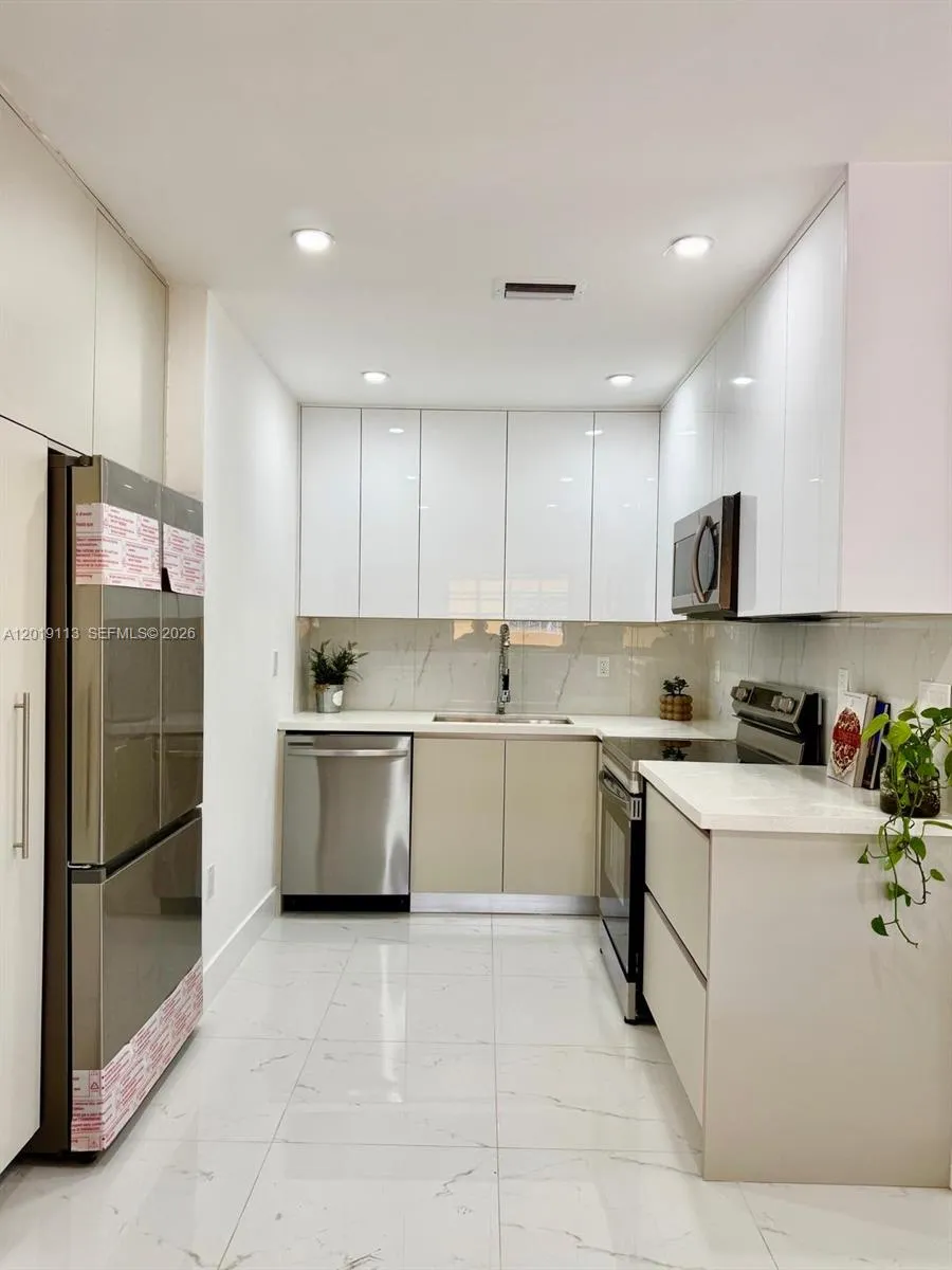 2541 W 10th Ave Hialeah, FL 33010