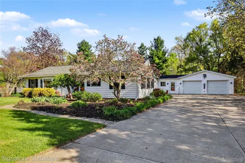 610 W Ellis Avenue