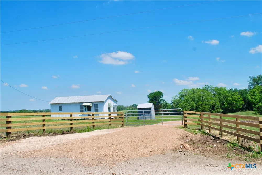 1070 Muehr Road Weimar, TX 78962