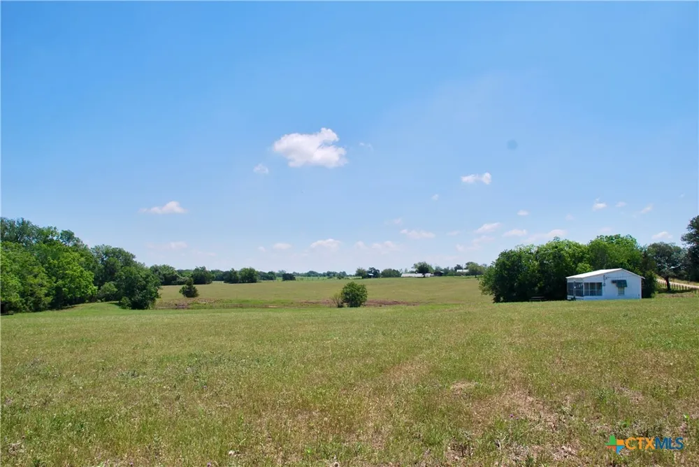 1070 Muehr Road Weimar, TX 78962