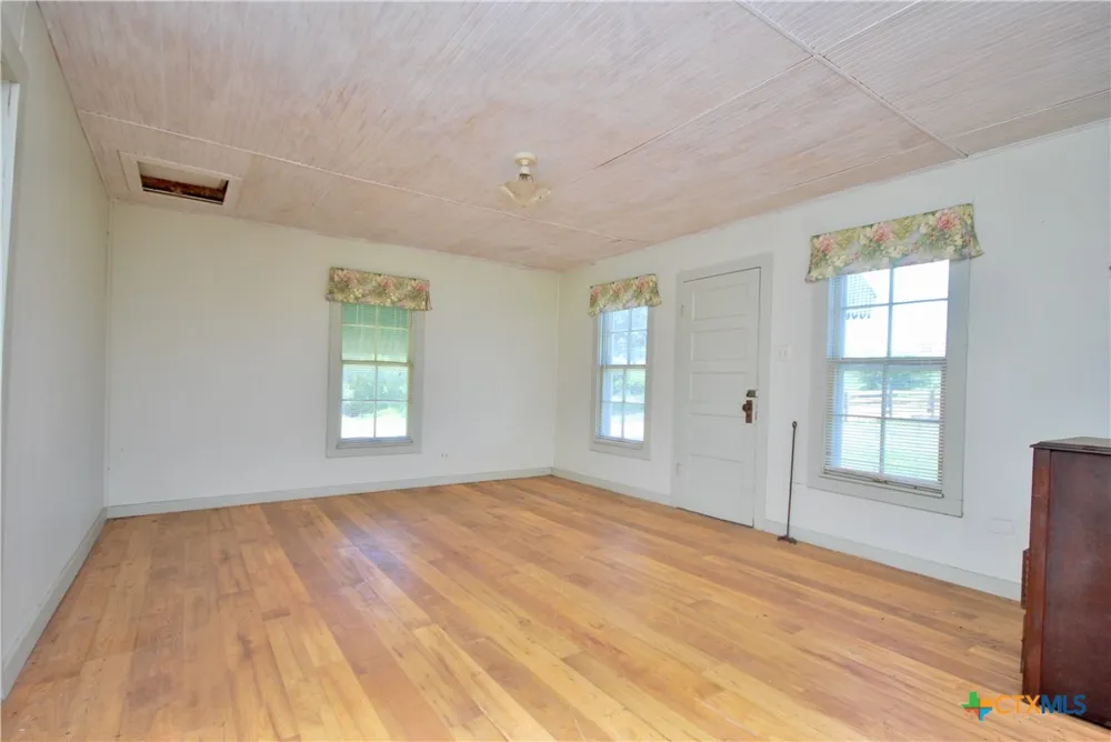 1070 Muehr Road Weimar, TX 78962