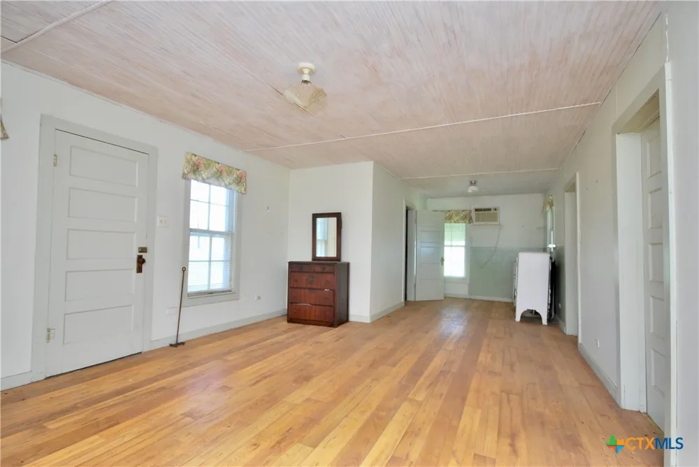 1070 Muehr Road Weimar, TX 78962