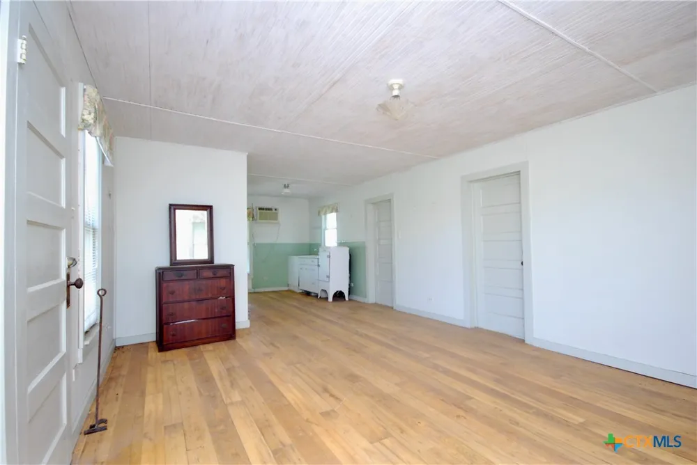 1070 Muehr Road Weimar, TX 78962