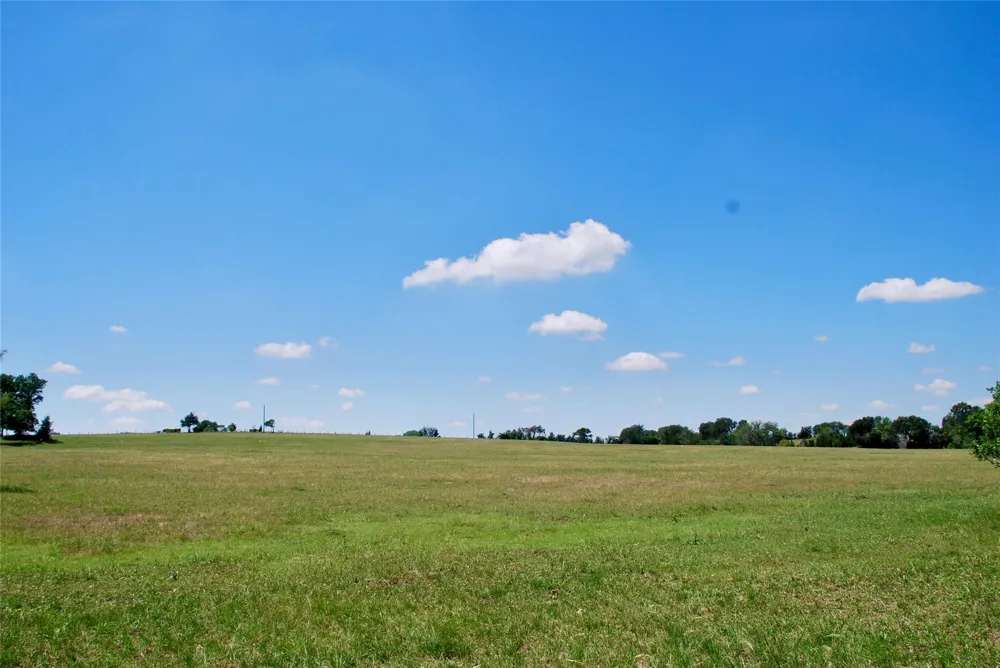 1070 Muehr Road Weimar, TX 78962