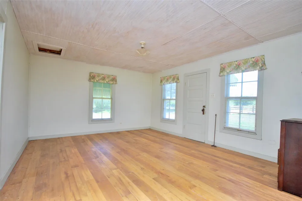 1070 Muehr Road Weimar, TX 78962