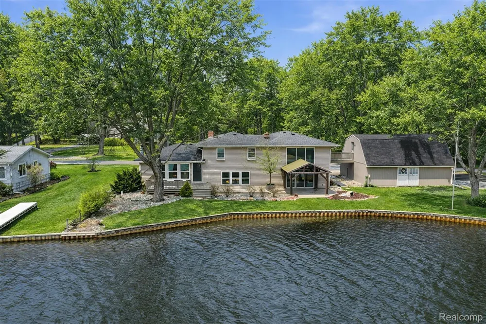 5370 Edgelake Drive Hamburg Township, MI 48169