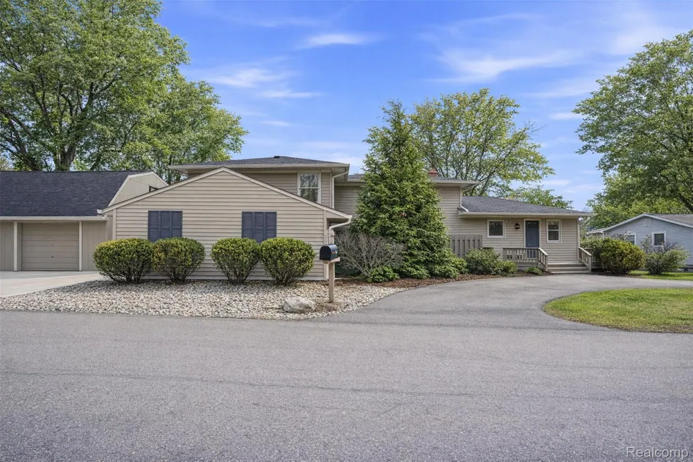 5370 Edgelake Drive Hamburg Township, MI 48169