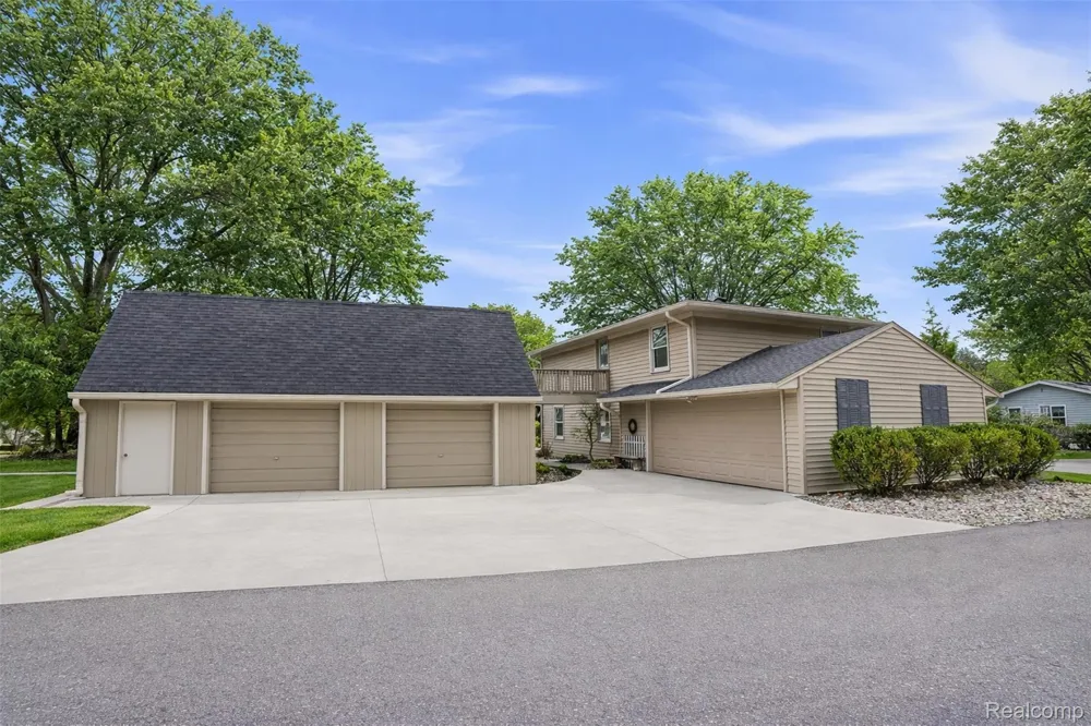 5370 Edgelake Drive Hamburg Township, MI 48169