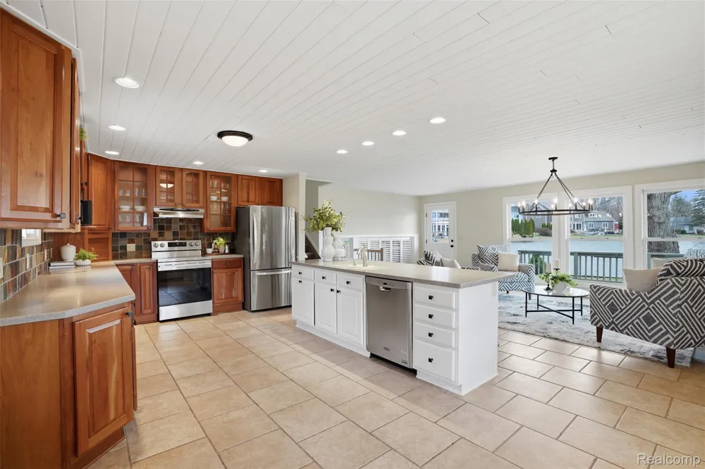 5370 Edgelake Drive Hamburg Township, MI 48169