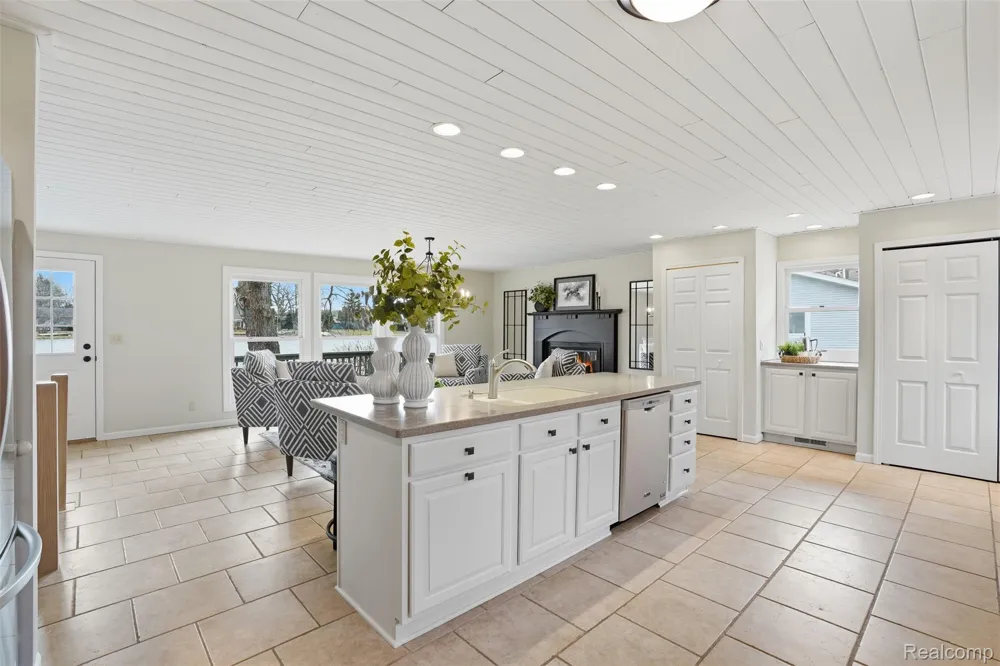 5370 Edgelake Drive Hamburg Township, MI 48169