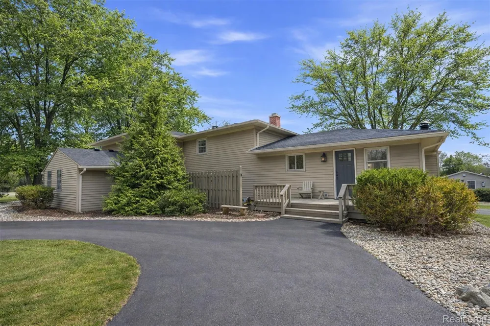 5370 Edgelake Drive Hamburg Township, MI 48169
