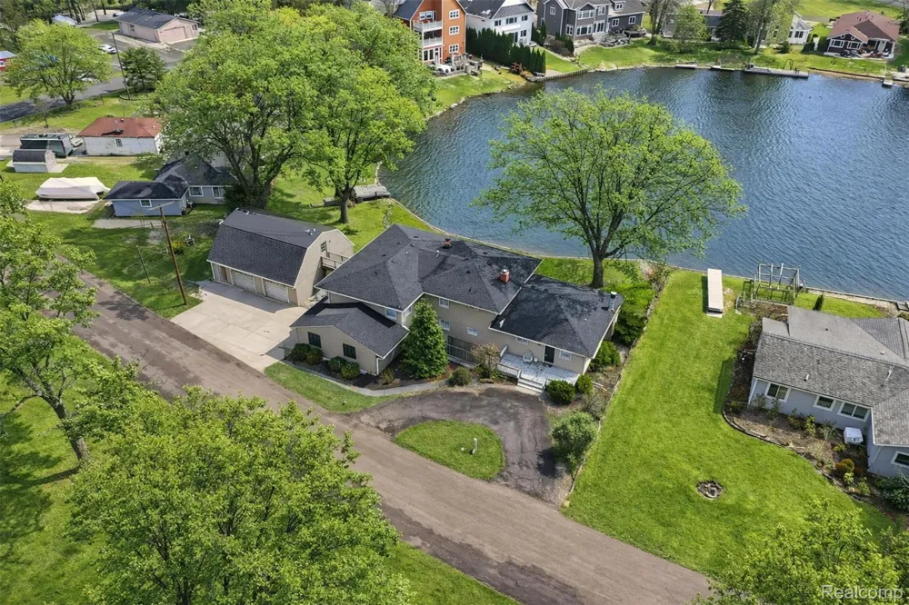 5370 Edgelake Drive Hamburg Township, MI 48169