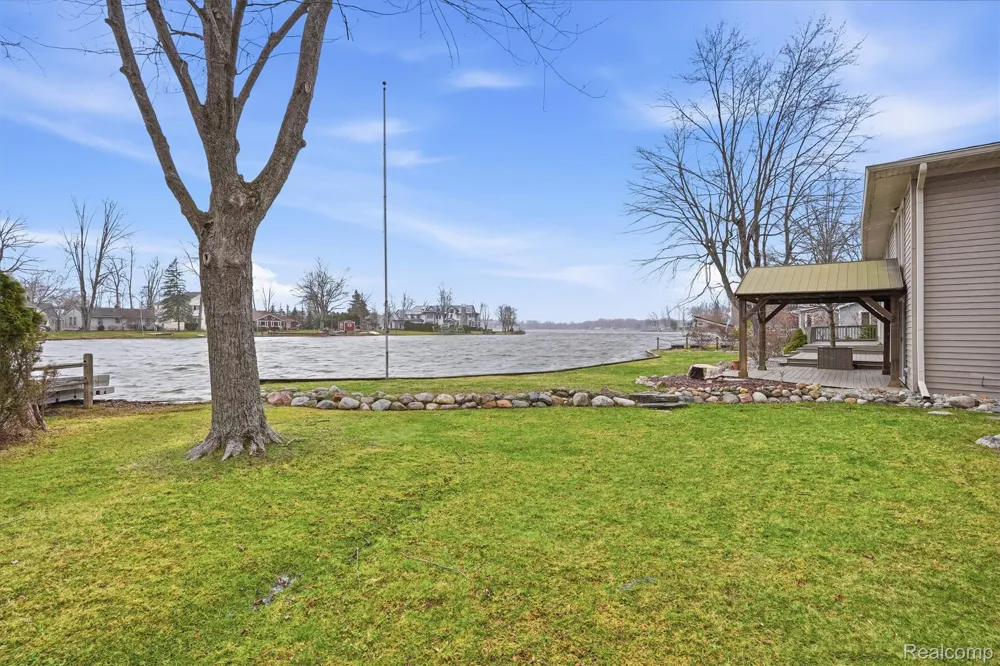 5370 Edgelake Drive Hamburg Township, MI 48169