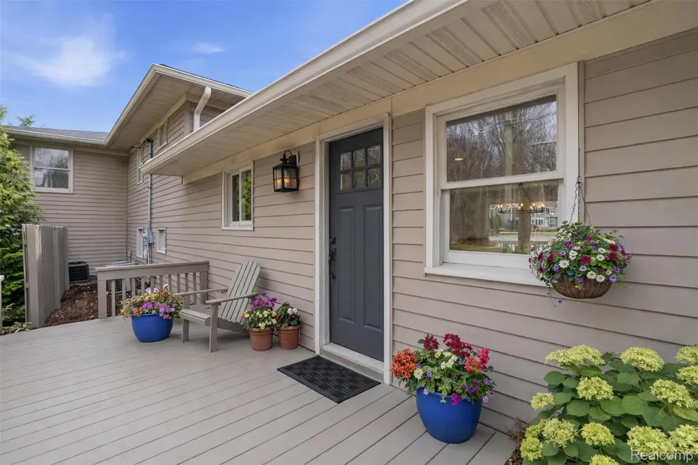 5370 Edgelake Drive Hamburg Township, MI 48169