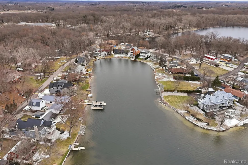 5370 Edgelake Drive Hamburg Township, MI 48169