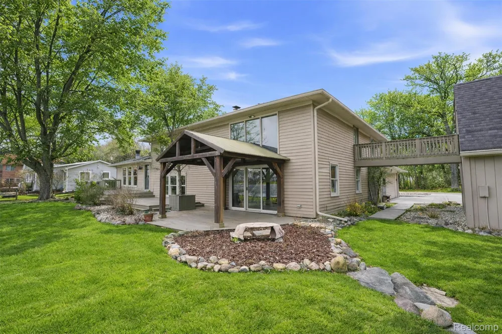 5370 Edgelake Drive Hamburg Township, MI 48169