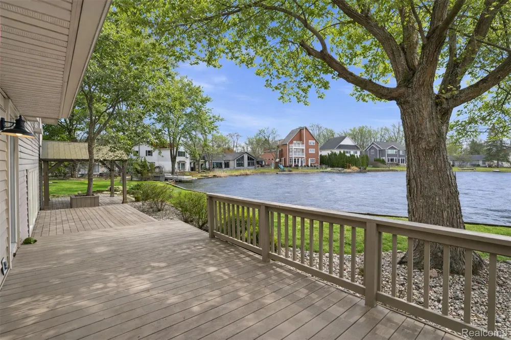5370 Edgelake Drive Hamburg Township, MI 48169