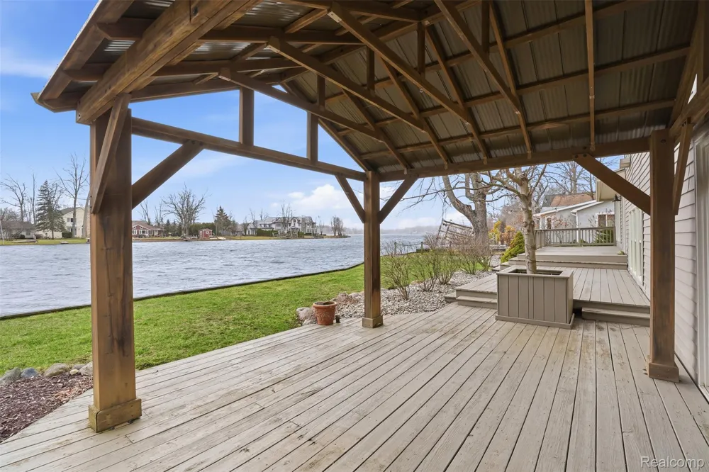 5370 Edgelake Drive Hamburg Township, MI 48169