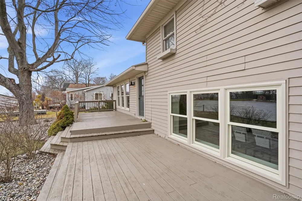 5370 Edgelake Drive Hamburg Township, MI 48169