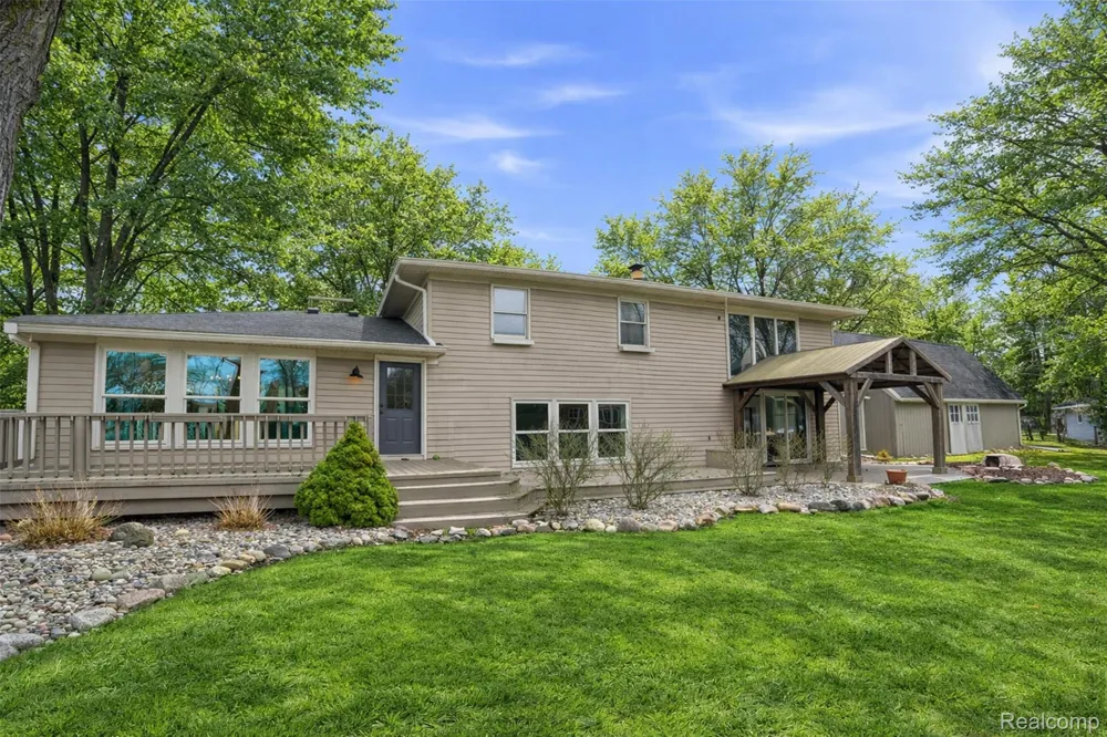 5370 Edgelake Drive Hamburg Township, MI 48169
