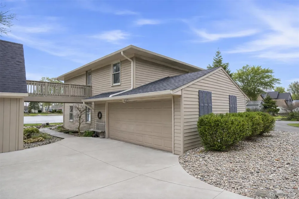 5370 Edgelake Drive Hamburg Township, MI 48169