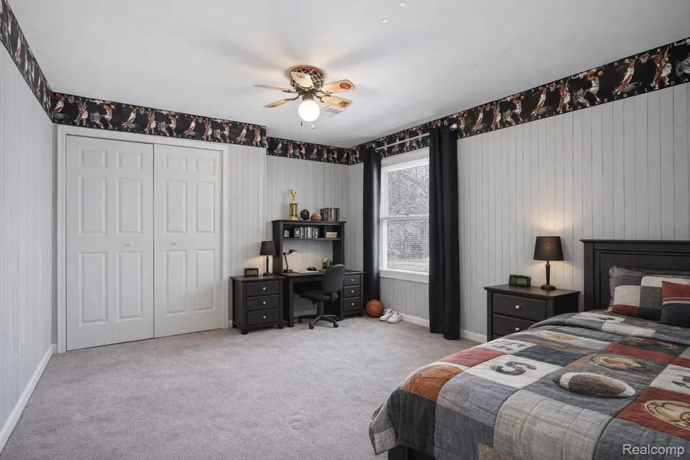 5370 Edgelake Drive Hamburg Township, MI 48169