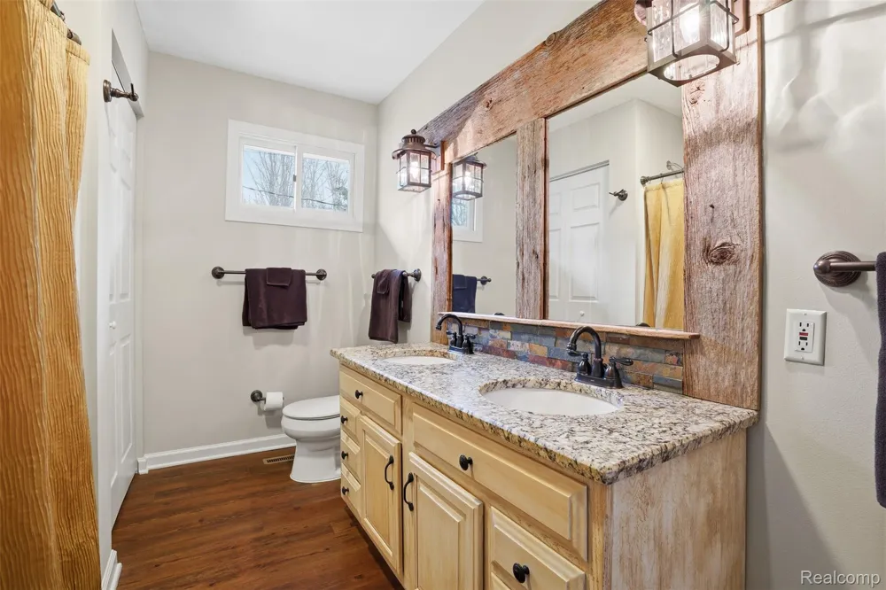 5370 Edgelake Drive Hamburg Township, MI 48169