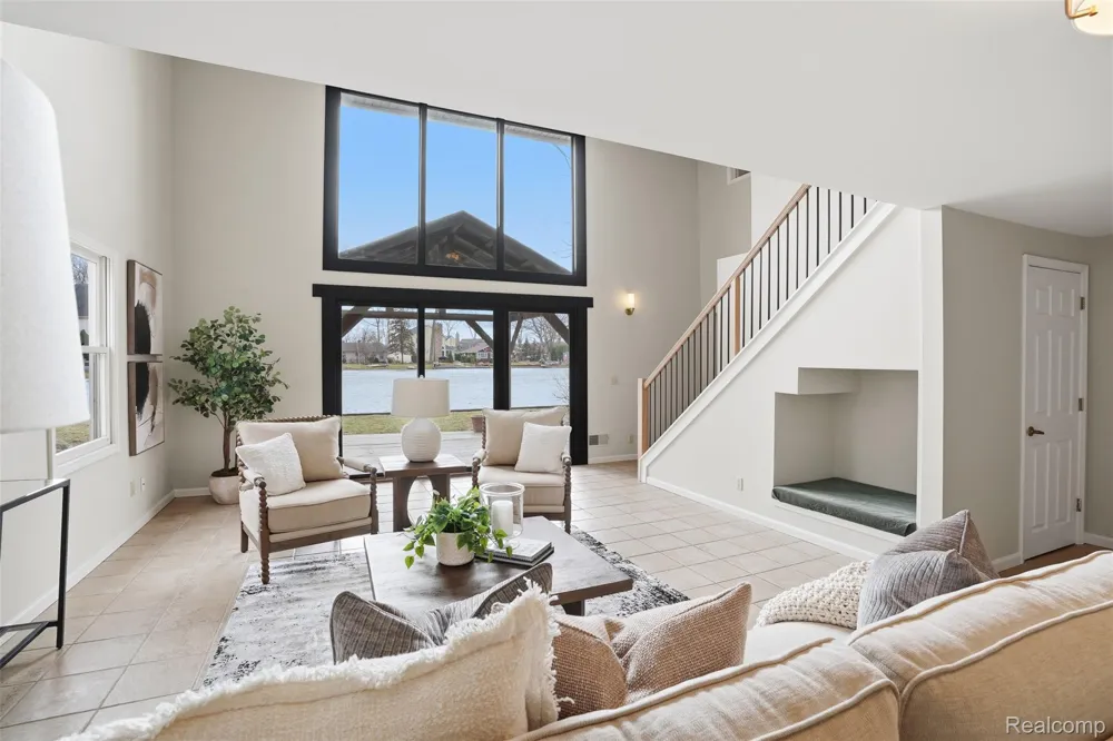 5370 Edgelake Drive Hamburg Township, MI 48169
