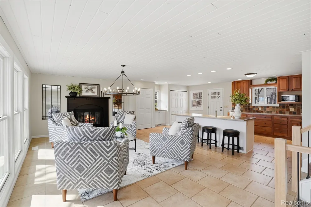 5370 Edgelake Drive Hamburg Township, MI 48169