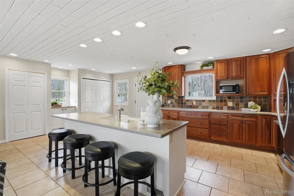 5370 Edgelake Drive Hamburg Township, MI 48169
