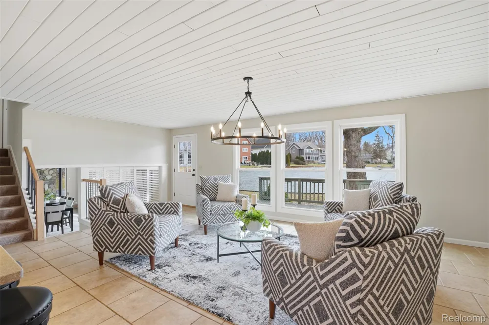 5370 Edgelake Drive Hamburg Township, MI 48169
