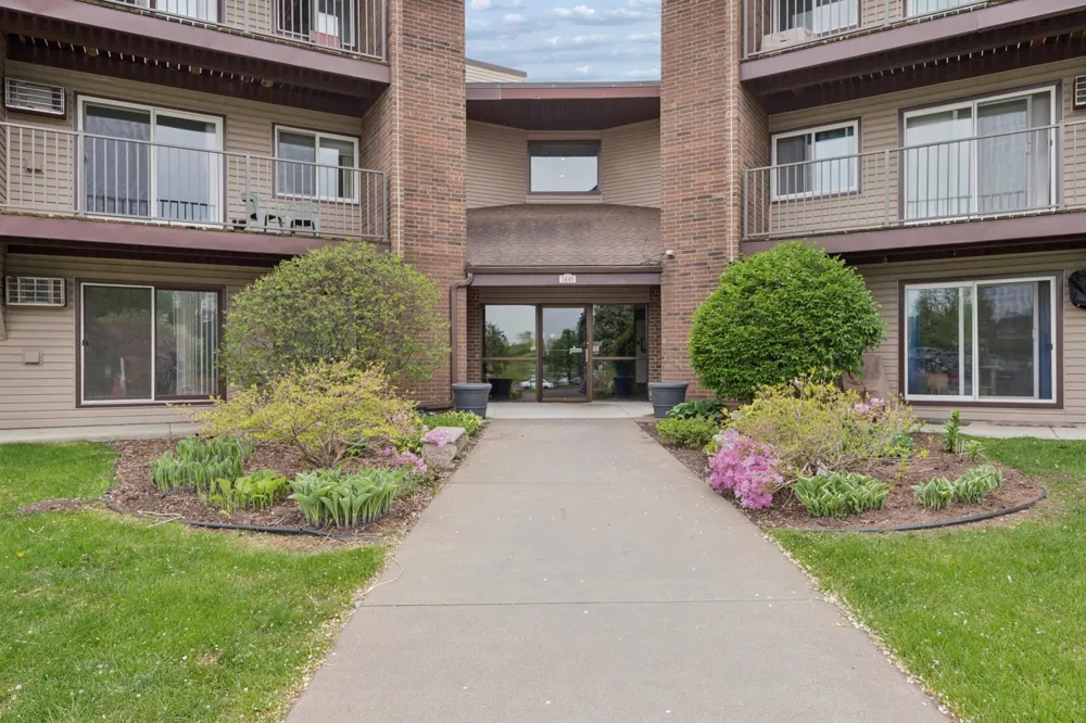 3440 Golfview Drive #121 Eagan, MN 55123