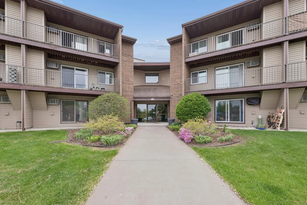 3440 Golfview Drive #121 Eagan, MN 55123