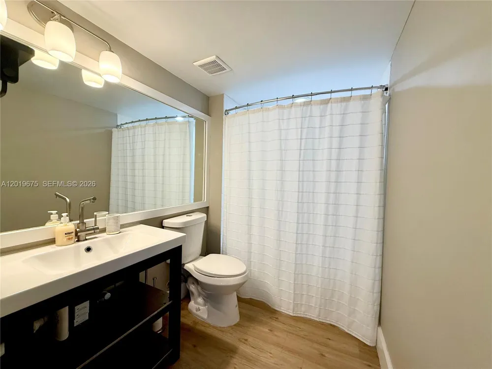 1155 Brickell Bay Dr #1205 Miami, FL 33131