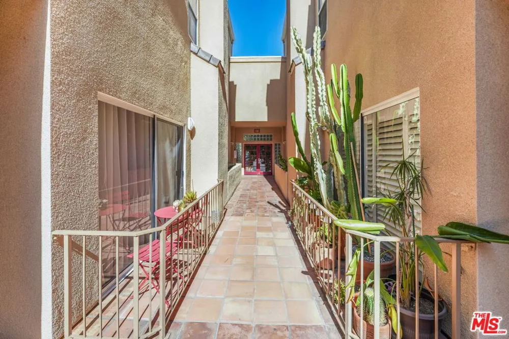 4139 Cahuenga Boulevard #106 North Hollywood, CA 91602