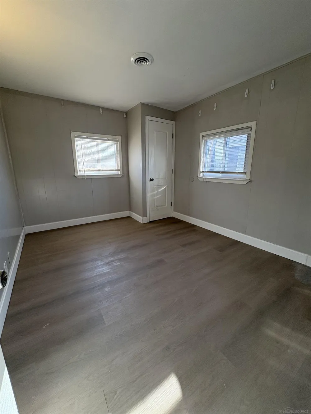 21700 Elizabeth Street St Clair Shores City, MI 48080